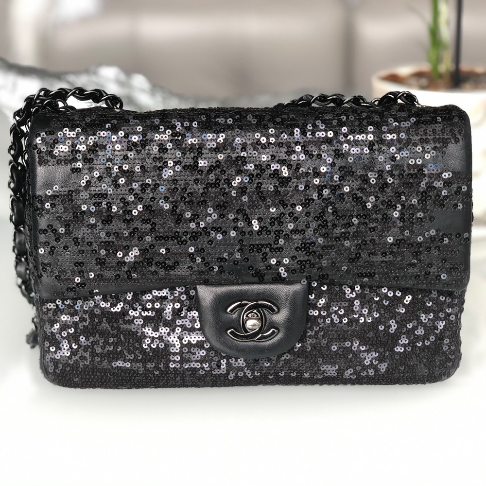 6️⃣5️⃣0️⃣0️⃣ CHANEL Sequin Embellished Lambskin Medium Classic Flap